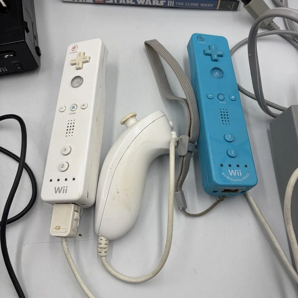 Nintendo Wii Black Console Bundle with Games and Cords Model RVL-001 Tested